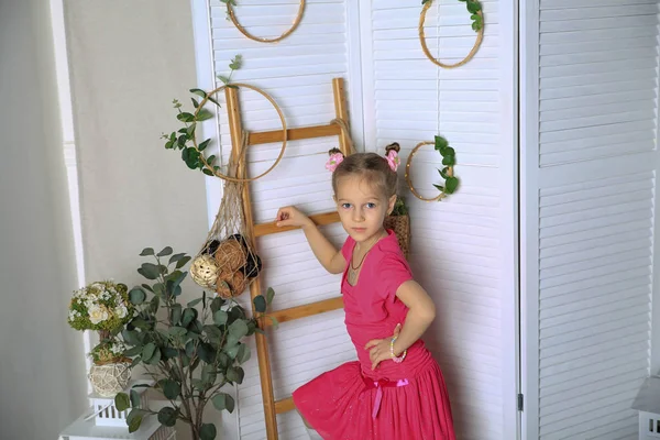 Linda Menina Bonito Posando Casa — Fotografia de Stock