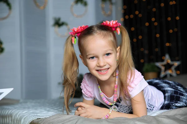 Mooi Schattig Meisje Poseren Thuis Bed — Stockfoto