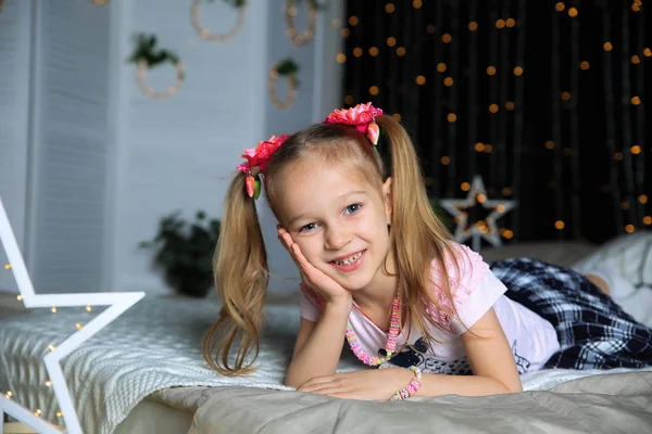 Schöne Süße Mädchen Posiert Hause Auf Dem Bett — Stockfoto