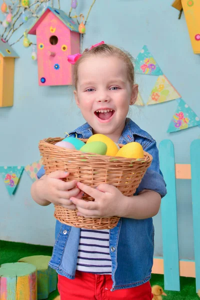 Menina Sorridente Bonito Com Cesta Cheia Ovos Páscoa Coloridos — Fotografia de Stock