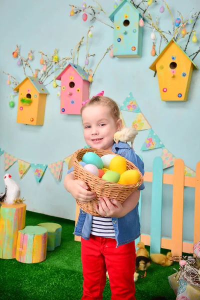 Милая Улыбающаяся Маленькая Девочка Корзиной Полной Разноцветных Пасхальных Яиц Цыпочка — стоковое фото
