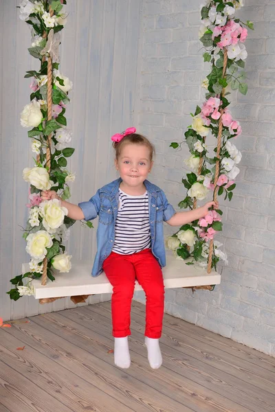 Mooie Schattig Meisje Poseren Swing — Stockfoto