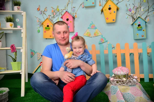 Carino Sorridente Bambina Padre Con Pulcino — Foto Stock