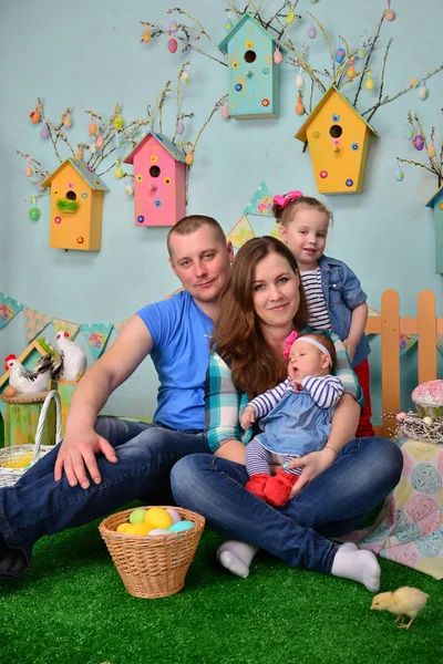 Šťastná Mladá Rodina Pózová Velikonocích — Stock fotografie