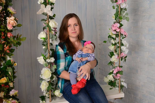 Bella Giovane Madre Con Bambina Posa Altalena — Foto Stock