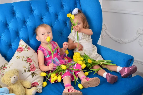 Две Маленькие Девочки Играют Тюльпанами — стоковое фото