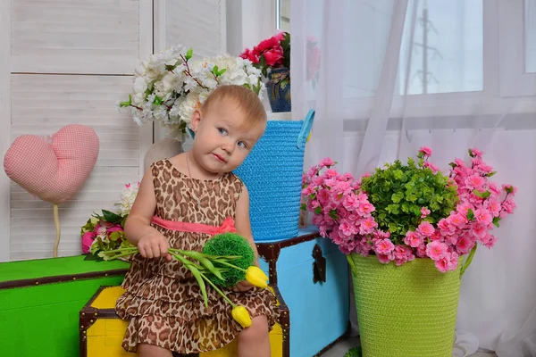 Kis Lány Gyönyörű Tulipánok Beltéri — Stock Fotó