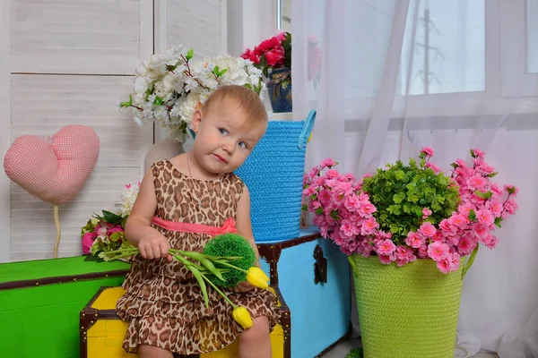 Menina Com Belas Tulipas Dentro Casa — Fotografia de Stock