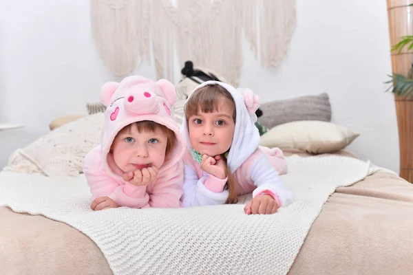 Красивые Симпатичные Девушки Позируют Кровати Смешных Пижамах — стоковое фото