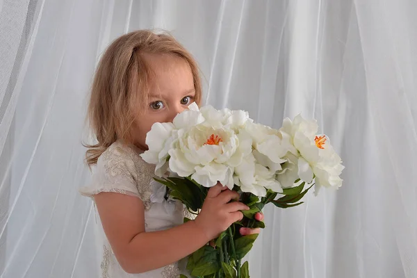 Mooi Meisje Met Witte Bloemen Binnenshuis — Stockfoto