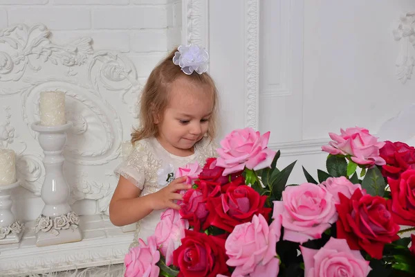 Portret Van Een Mooi Meisje Met Bloemen — Stockfoto