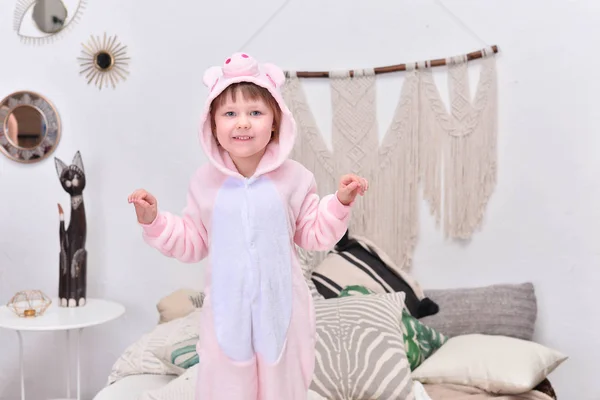 Linda Menina Bonito Cama Casa — Fotografia de Stock