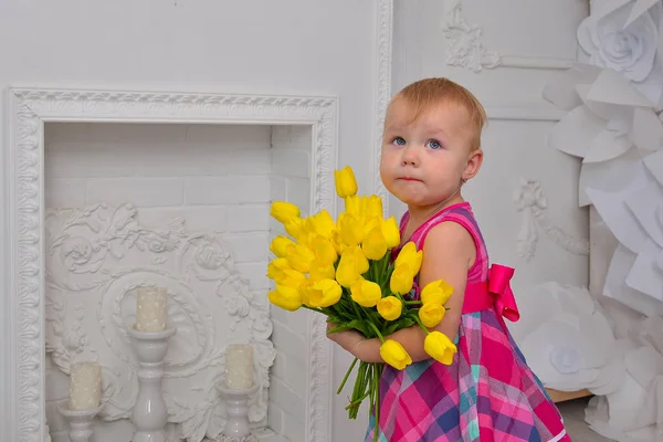 Menina Com Belas Tulipas Dentro Casa — Fotografia de Stock