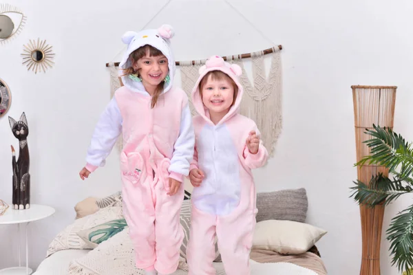 Красивые Милые Девушки Веселятся Кровати Смешных Пижамах — стоковое фото