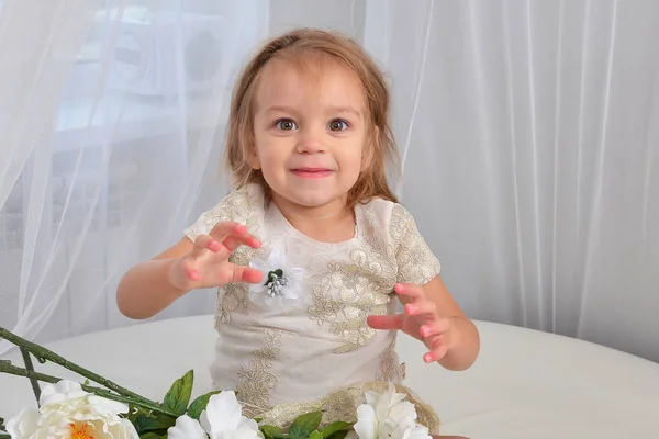 Menina Bonita Com Flores Brancas Dentro Casa — Fotografia de Stock