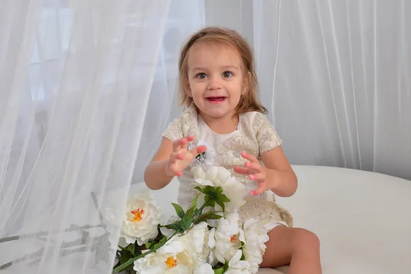 Belle Fille Avec Des Fleurs Blanches Intérieur — Photo