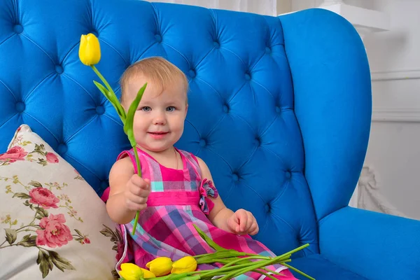 Маленькая Девочка Красивыми Тюльпанами Помещении — стоковое фото