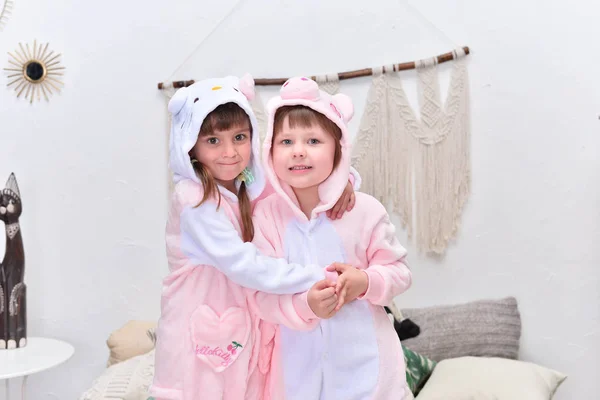 Красивые Милые Девушки Веселятся Кровати Смешных Пижамах — стоковое фото