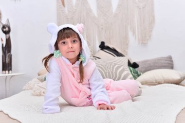 Evde yatakta güzel sevimli kız 