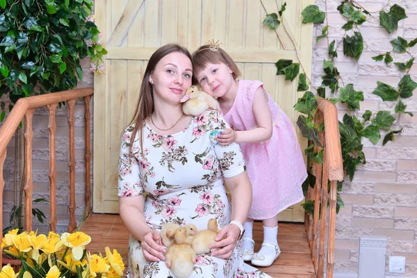 Beautiful Girl Her Mother Posing Ducks — Stock Photo, Image