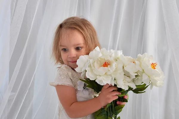 Mooi Meisje Met Witte Bloemen Binnenshuis — Stockfoto