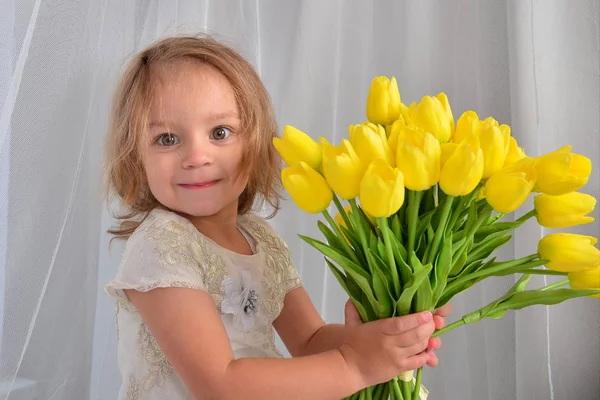 Маленькая Девочка Желтыми Тюльпанами Помещении — стоковое фото