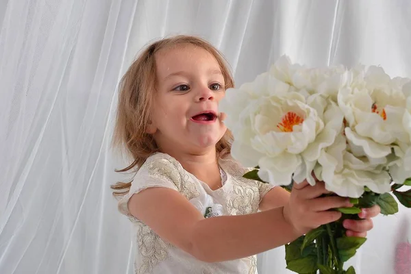 Mooi Meisje Met Witte Bloemen Binnenshuis — Stockfoto