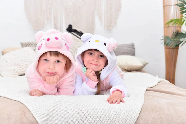 Красивые Симпатичные Девушки Позируют Кровати Смешных Пижамах — стоковое фото