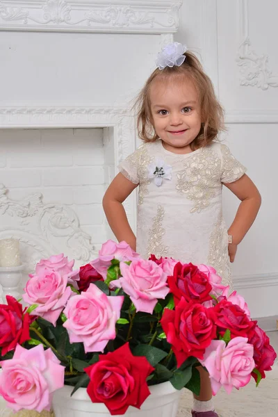 Portrait Une Belle Fille Avec Des Fleurs — Photo