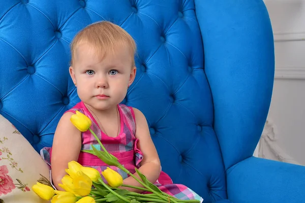 Kis Lány Gyönyörű Tulipánok Beltéri — Stock Fotó