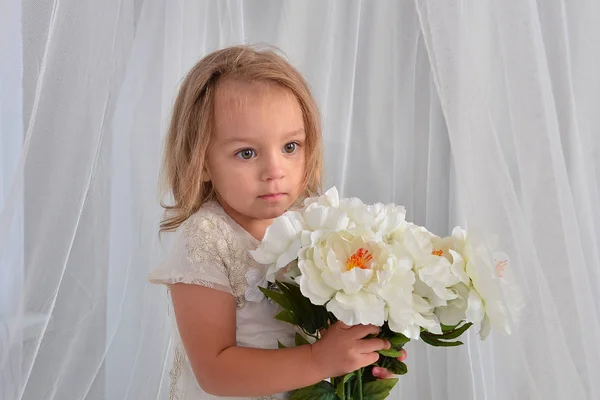 Mooi Meisje Met Witte Bloemen Binnenshuis — Stockfoto