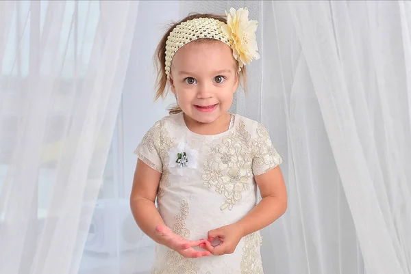 Glücklich schönes kleines Mädchen im weißen Kleid — kostenloses Stockfoto