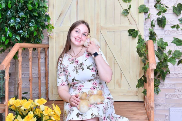 Young Beautiful Woman Posing Little Ducks — Stok fotoğraf