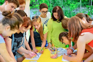 Yetenekli çocuklar için çocuk kampı. Çocuklar çizim unsurları ile yaratıcı bir görev gerçekleştirmek. Rusya. Zelenograd 30.06.15
