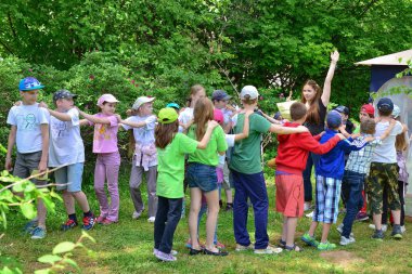 Yaz kampı City of Science'da tatilde olan çocuklar temiz havada bir takım oyunu oynarlar. Rusya. Zelenograd 18.06.15