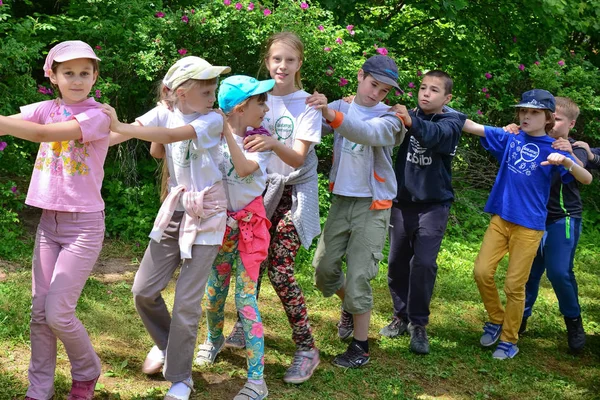 Kinderen op vakantie in de zomerkamp stad van de wetenschap spelen een team spel in de frisse lucht. Rusland. Zelenograd 18.06.15 — Stockfoto