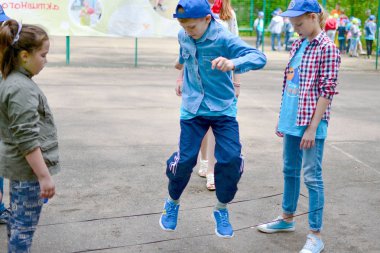 Yetenekli çocuklar için yaz kampı - çocuk bilim şehri. Fotoğrafta çocuk sakızın üzerinden atlar. Rusya. Zelenograd 12.06.2015