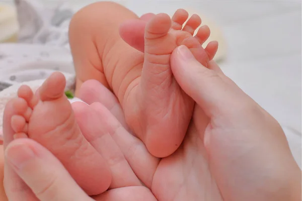 Kvinna Händer Med Baby Fötter — Stockfoto