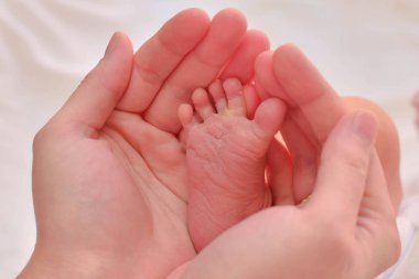 bebek ayak tutan kadın, yakın