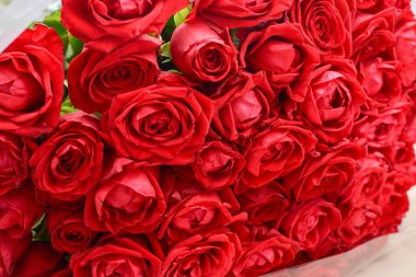 Bir buket taze gül çiçeği.