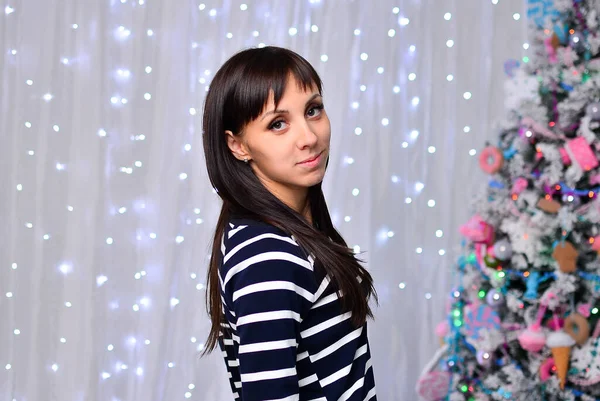 Retrato Jovem Bela Mulher Morena Quarto Com Atmosfera Festiva Natal — Fotografia de Stock