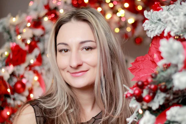 Retrato Jovem Mulher Bonita Quarto Com Atmosfera Festiva Natal — Fotografia de Stock