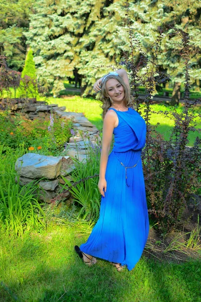 Menina Bonita Nova Vestido Azul Posando Parque Verão — Fotografia de Stock