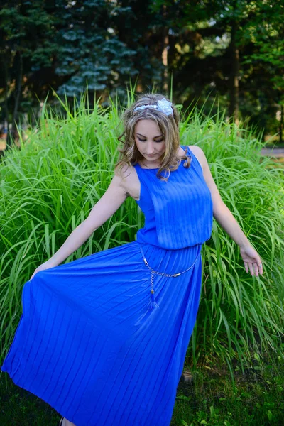 Piękna Kobieta Tle Zielonych Drzew Krajobrazu Dziewczyna Ubrana Niebieską Sukienkę — Zdjęcie stockowe