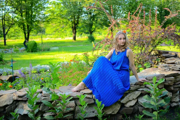 Menina Bonita Nova Vestido Azul Posando Parque Verão — Fotografia de Stock