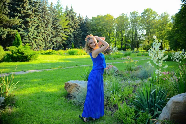 Menina Bonita Nova Vestido Azul Posando Parque Verão — Fotografia de Stock