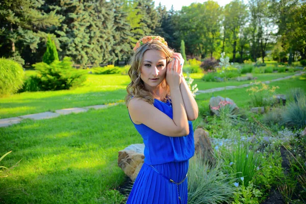 Fiatal Gyönyörű Lány Kék Ruhában Pózol Nyári Parkban — Stock Fotó