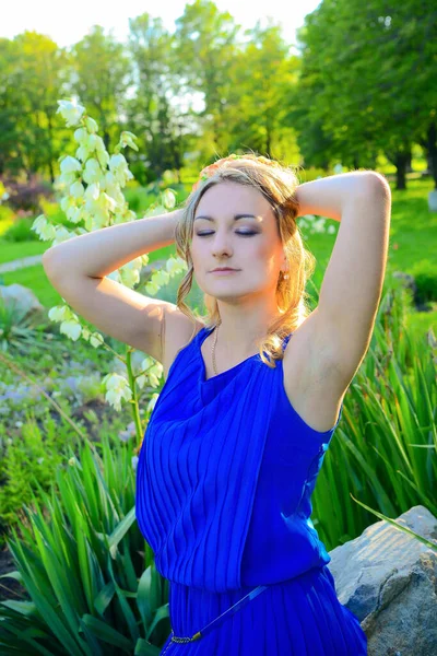 Menina Bonita Nova Vestido Azul Posando Parque Verão — Fotografia de Stock