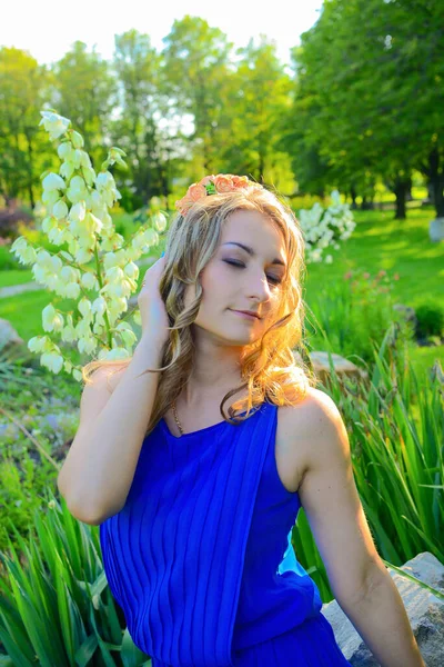 Jeune Belle Fille Dans Une Robe Bleue Posant Dans Parc — Photo