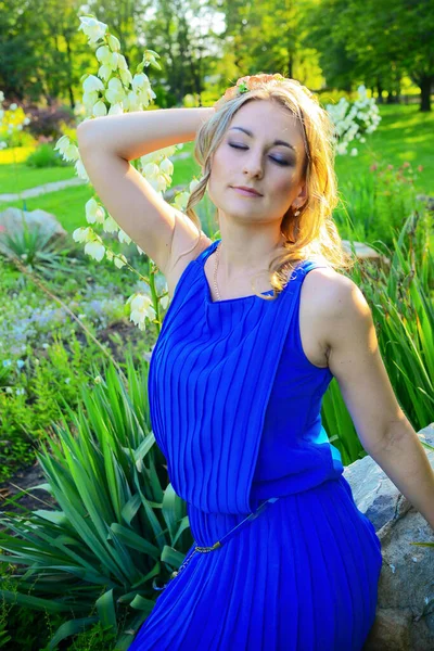 Menina Bonita Nova Vestido Azul Posando Parque Verão — Fotografia de Stock